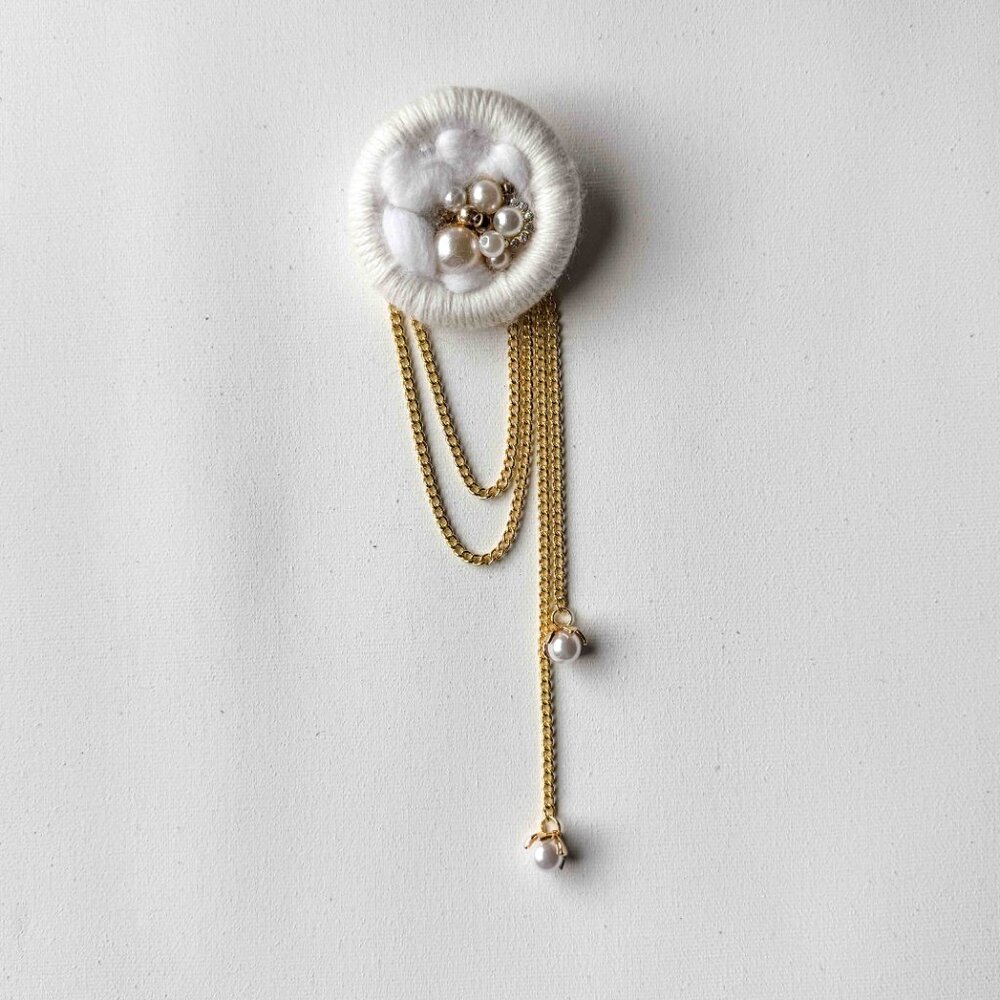 White Wool Pearl Brooch With Gold Chains - Picture 2 of 13